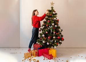 decorate a christmas tree